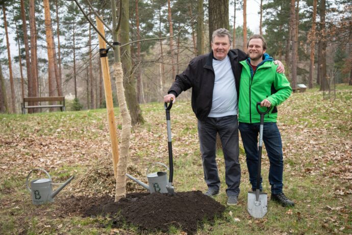 Bratři Pospíšilovi si vysadili strom v botanické zahradě a doplnili tak řadu významných jmen v projektu Kořeny osobností