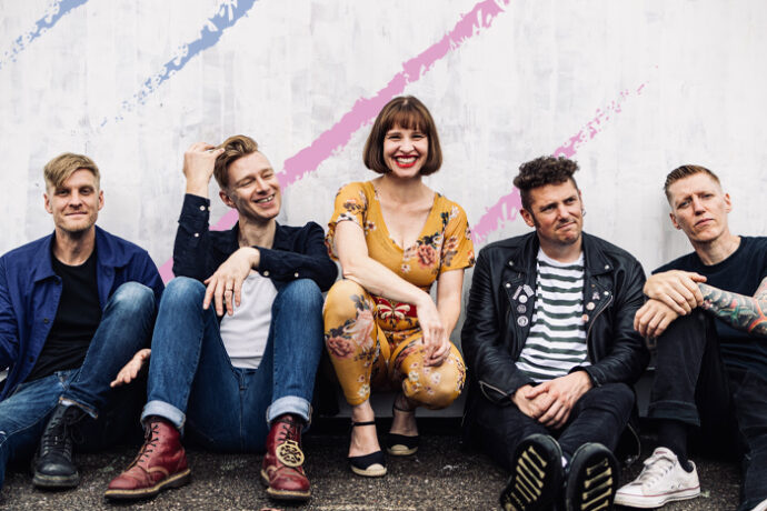 Londýnská folk-punková senzace Skinny Lister míří začátkem února do Prahy