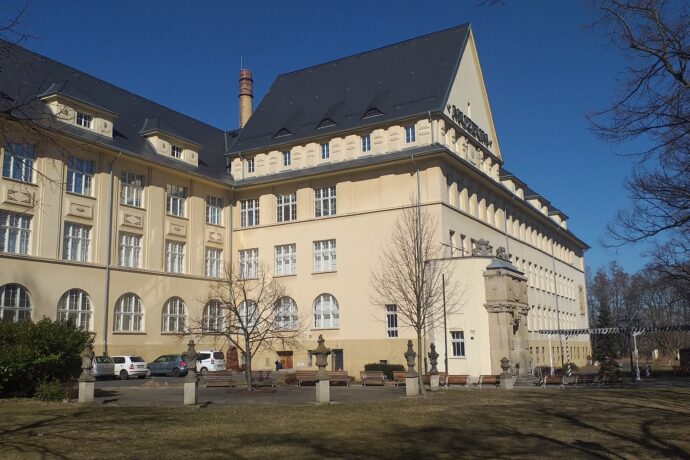 Mostecké muzeum sídlí v památkově cenné budově bývalého Státního reálného gymnázia z roku 1913