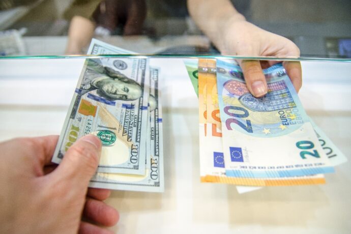 Jak si vyměnit peníze na hraní v cizí zemi: Komplexní průvodce