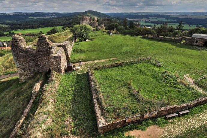 Pletení pomlázek – Hrad Lichnice