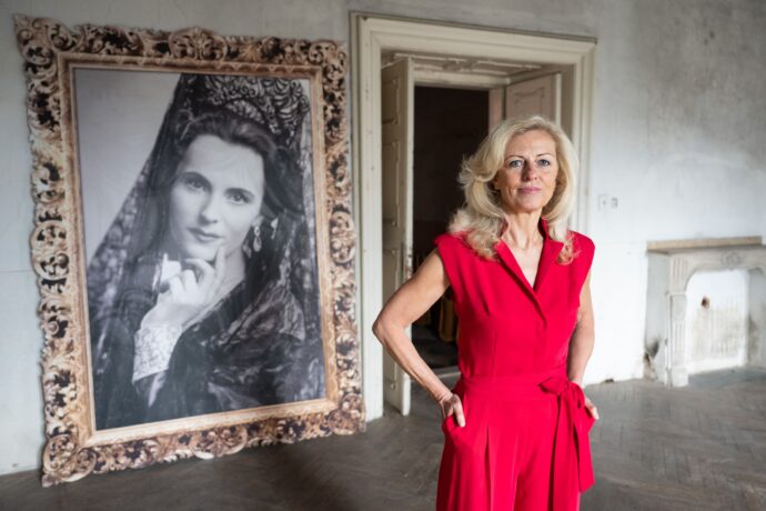 Ivana Leidlová na zámku Liteň s portrétem legendární operní pěvkyně Jarmily Novotné. Foto © René Volfík