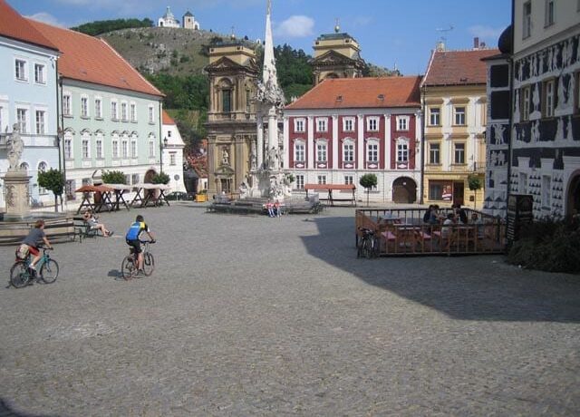 Mikulov - náměstí, v pozadí Svatý Kopeček