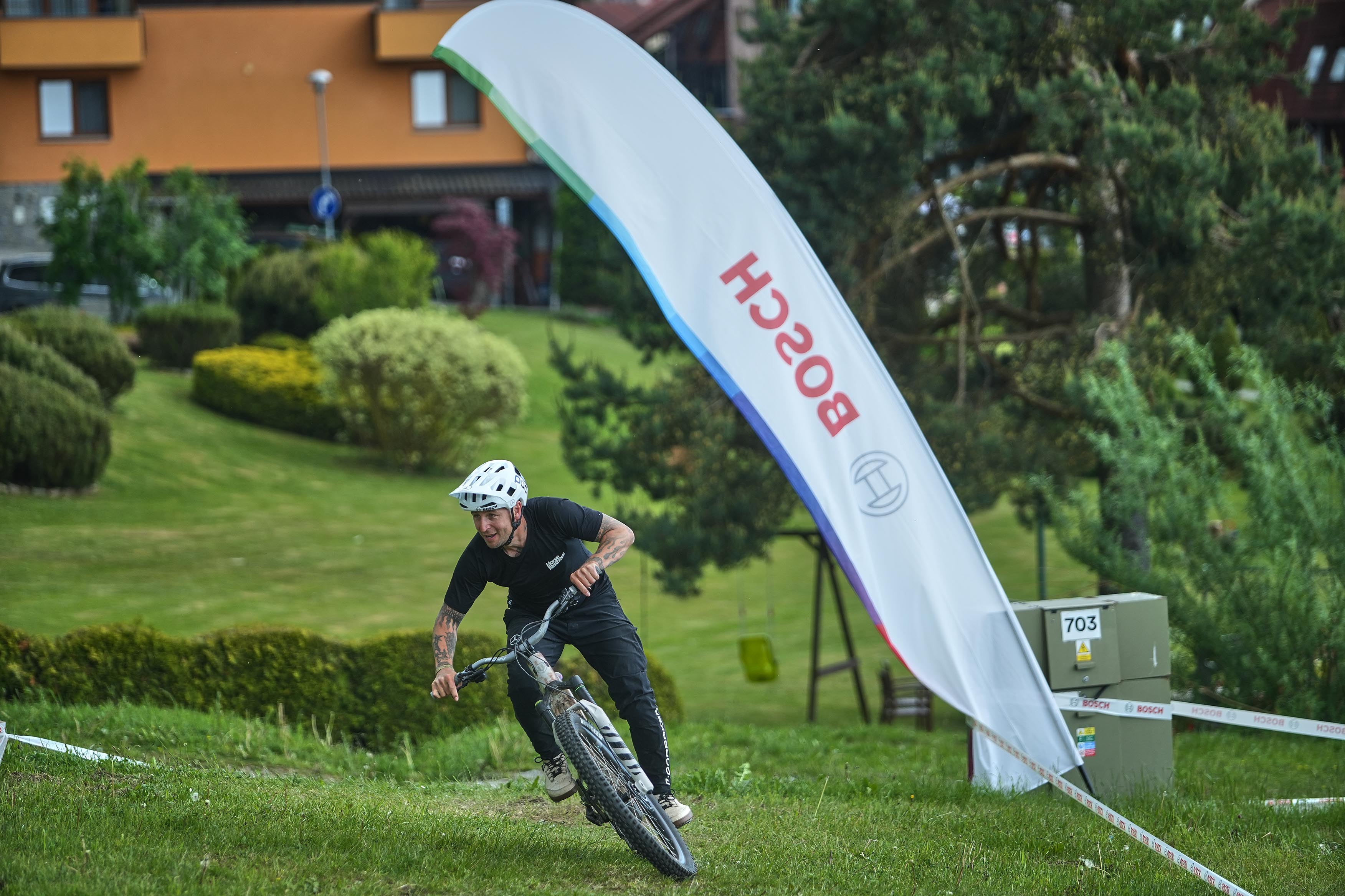 Adrenalinová novinka míří do pražského Radotína: Eliminační souboj na elektrokolech pro širokou veřejnost