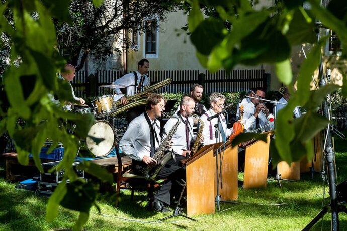 Koncert Jazzbandu Schwarzenberské gardy na I. zámeckém nádvoří