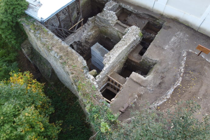 Sázava - Klášterní zahrady a tajemný středověký dům nad svatoprokopskou jeskyní