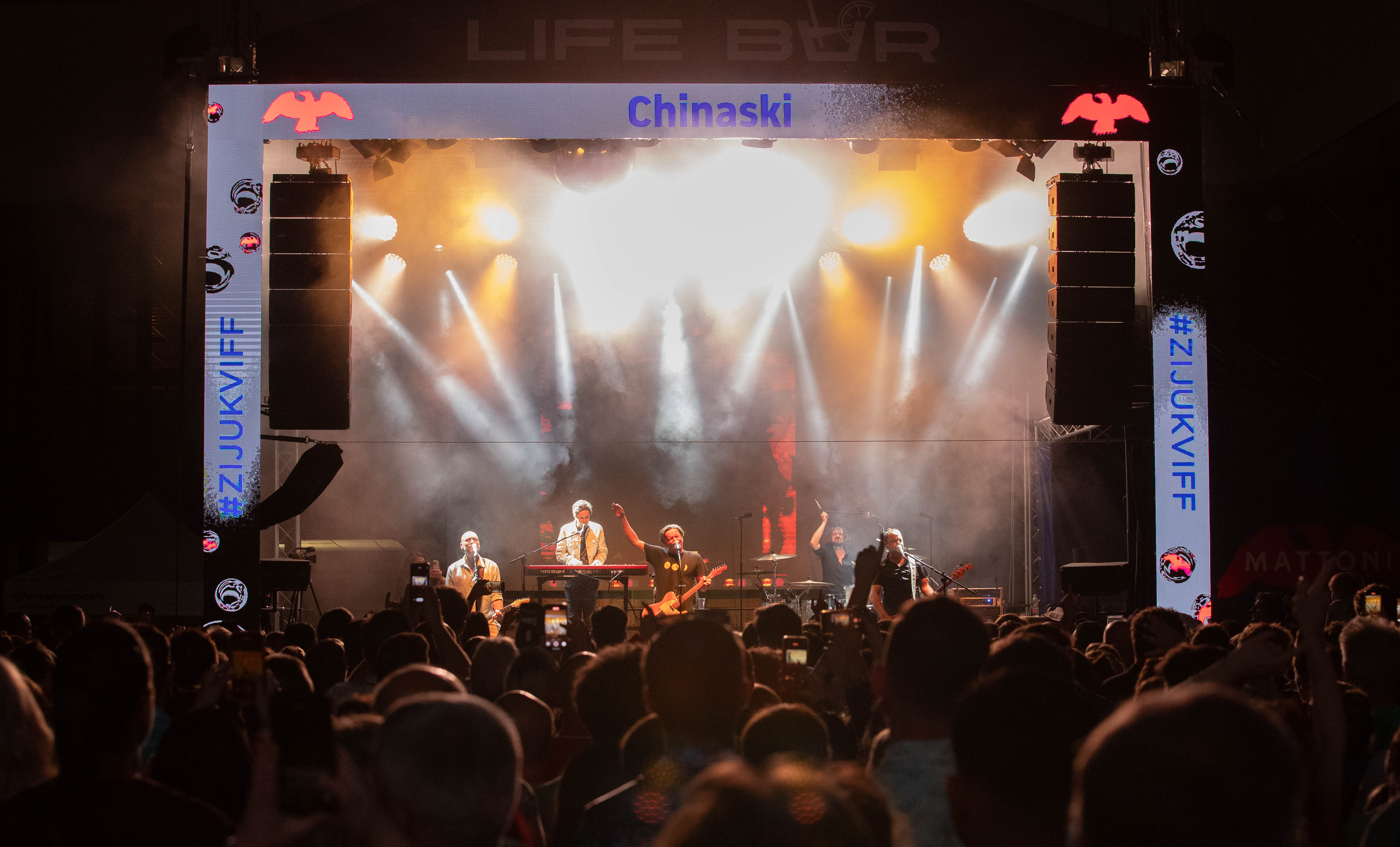 Mattoni Life Bar: neděle 5. 7.: Kotek válí na basu a pop-rockové hymny od Chinaski